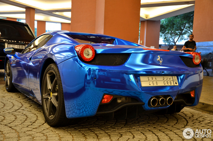 Une formidable Ferrari 458 Spider bleu chromé