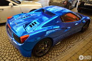 Avistado un impresionante Ferrari 458 Spider azul cromado