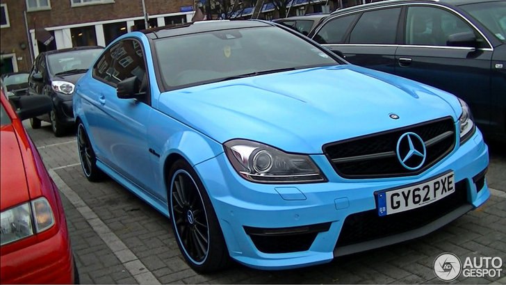 Niet te missen: blauwe Mercedes-Benz C 63 AMG Coupé gespot
