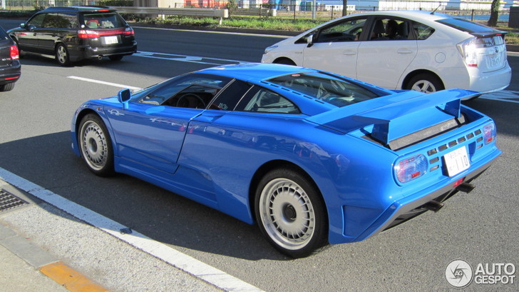 Une pièce de collection : une Bugatti EB110 GT
