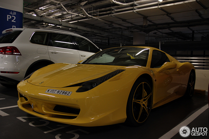 Ferrari 458 Italia volledig in het geel gehuld