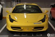 Une Ferrari 458 Italia entièrement jaune