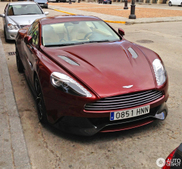 Spotkane: Piękny czerwony Aston Martin Vanquish