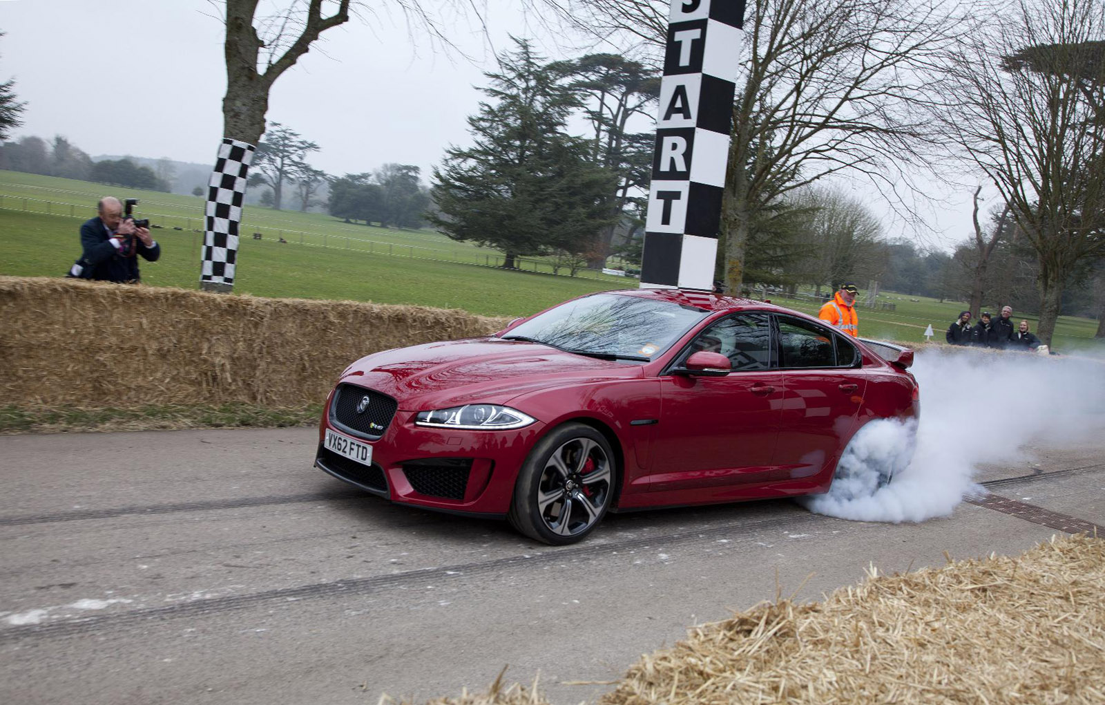 Italian Racing Red staat de Jaguar XFR-S ook goed!