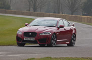 El Jaguar XFR-S se ve genial en el color Italian Racing Red