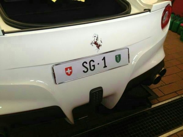 Une plaque d’immatriculation d’environ 100.000 euros sur cette Ferrari