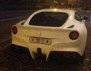 Une plaque d’immatriculation d’environ 100.000 euros sur cette Ferrari