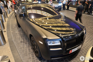 Une Rolls-Royce Ghost noire très imposante