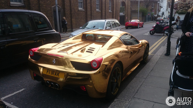 Goud is de kleur voor op een Ferrari 458 Spider
