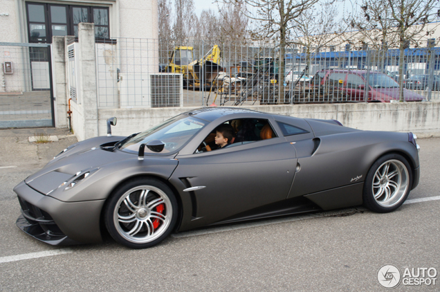 Davide Testi gespot met zijn zoontje achter het stuur van een Huayra!