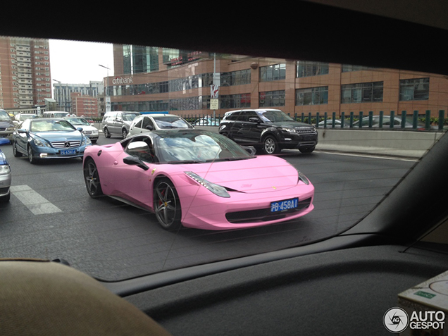 Ferrari 458 Italia met feministische wrap gespot