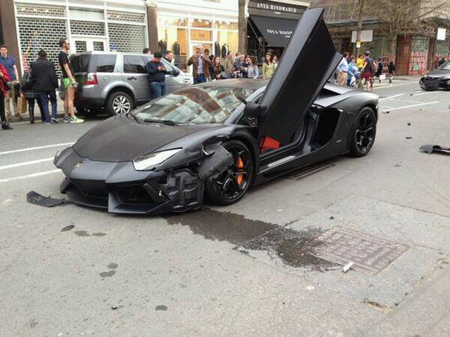 Filmpje: Lamborghini Aventador LP700-4 gecrasht in Londen