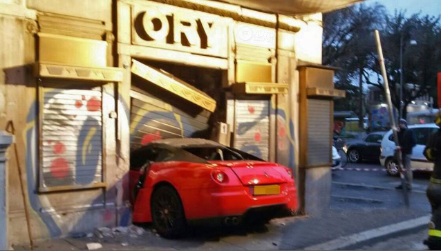 Parkeerwacht crasht Ferrari 599 GTB van Cars & Business lid in Rome