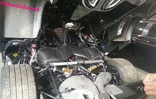 Ingenomen Koenigsegg Agera R staat stof te happen in China