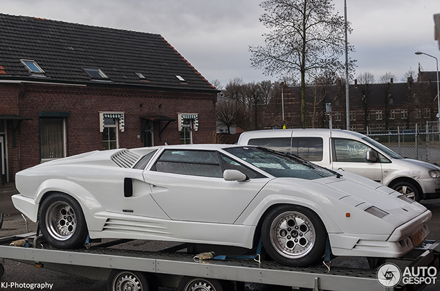 Spierwitte Lamborghini Countach 25th Anniversary vertrekt uit NL