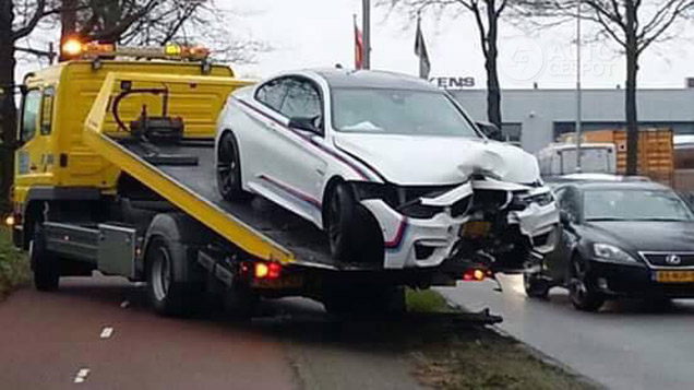 BMW M4 F82 Coupé vakkundig tegen boom geparkeerd