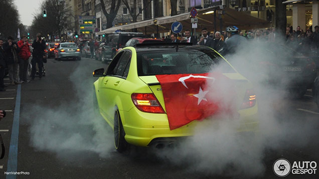 Mercedes-Benz C 63 AMG doet burnout in hartje Düsseldorf