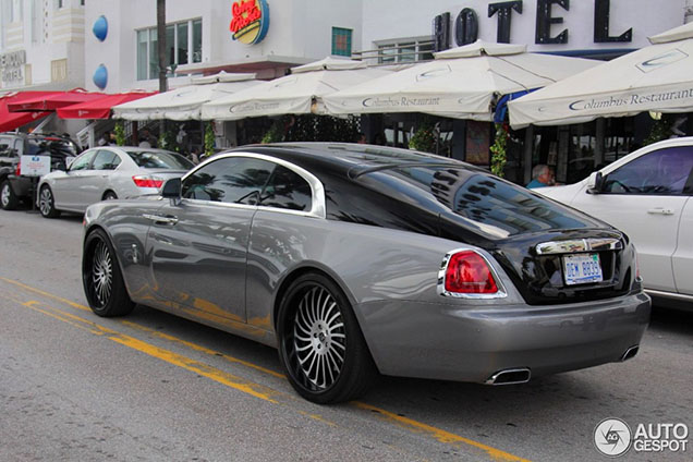 Only in Miami: Rolls-Royce Wraith met foute velgen