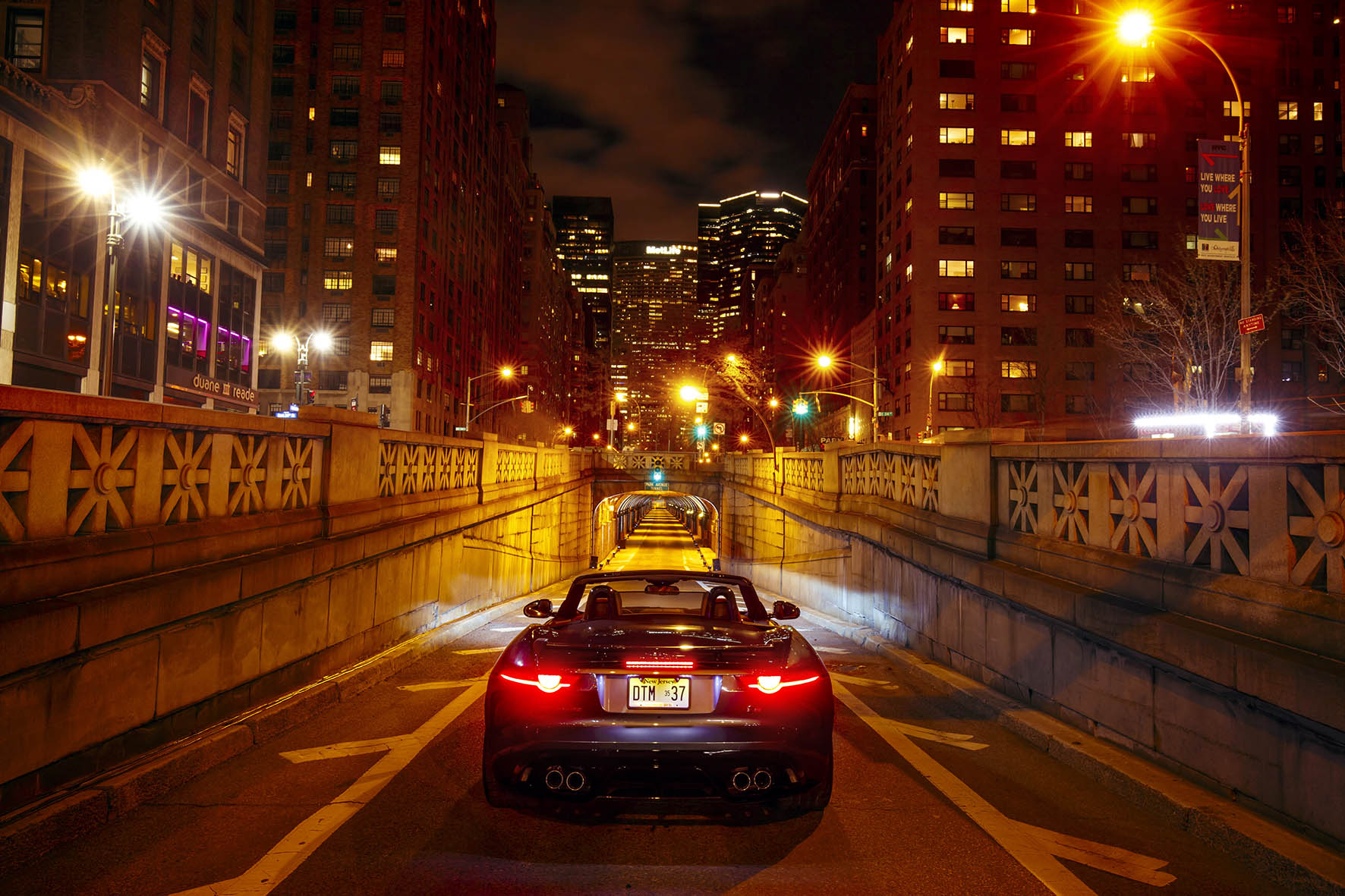 Jaguar F-TYPE SVR geeft concert in Park Avenue tunnel