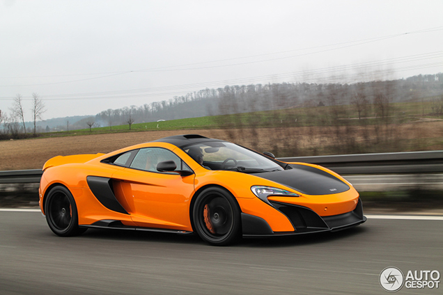 Autogespot-bezoeker toont zijn McLaren 675LT