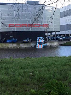 Porsche 991 GT3 RS zoekt het water op in Amsterdam