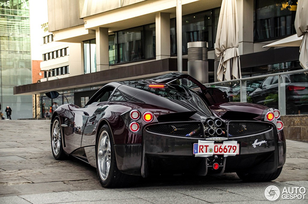 Heerlijke Pagani Huayra gespot in Stuttgart