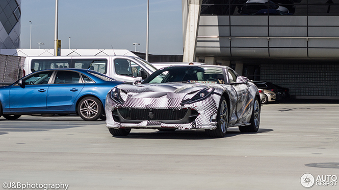 Verkeerde afslag? Ferrari 812 Superfast gespot op Schiphol