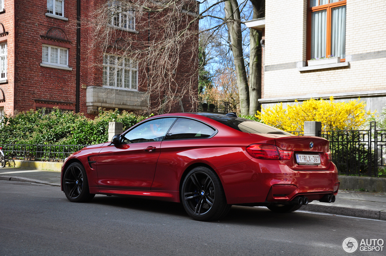 Rood staat de BMW M4 prachtig