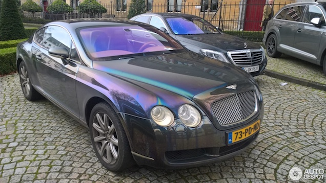 De lak van deze Bentley Continental GT is compleet verpest