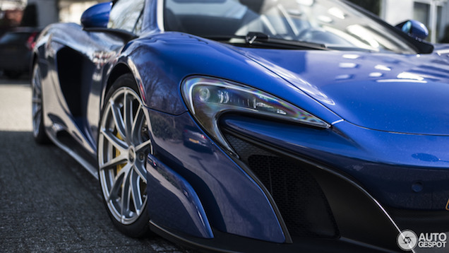BugaKnalblauwe McLaren 675LT Spider heerlijk vastgelegd
