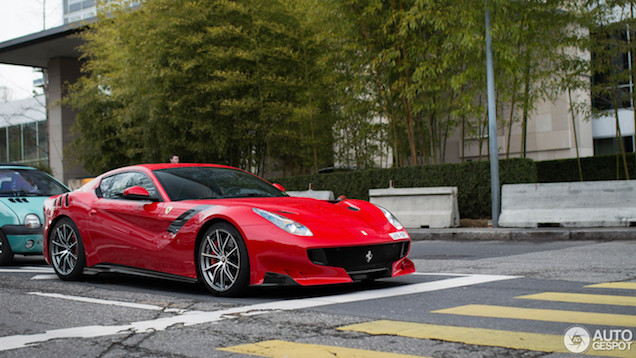 Ferrari F12tdf blijft waanzinnig aantrekkelijk voor de camera