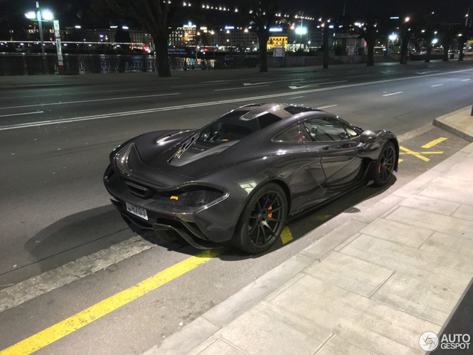 Mika Häkkinen bezoekt Genève in zijn McLaren P1