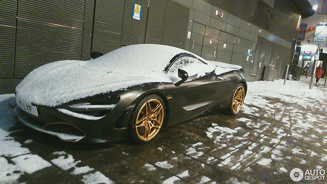 Londense Supercars kunnen van de sneeuw genieten