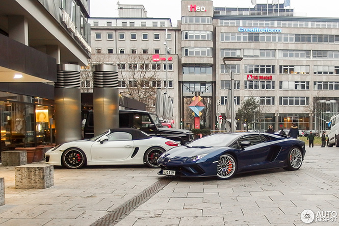 De Lamborghini Aventador S Roadster hebben we nog niet vaak gezien
