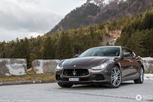 Maserati Ghibli is onderwerp in schilderachtig Zwitserland