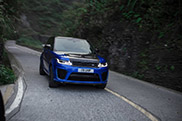 Range Rover Sport SVR verpulvert Ferrari 458 Italia op Tianmen Road