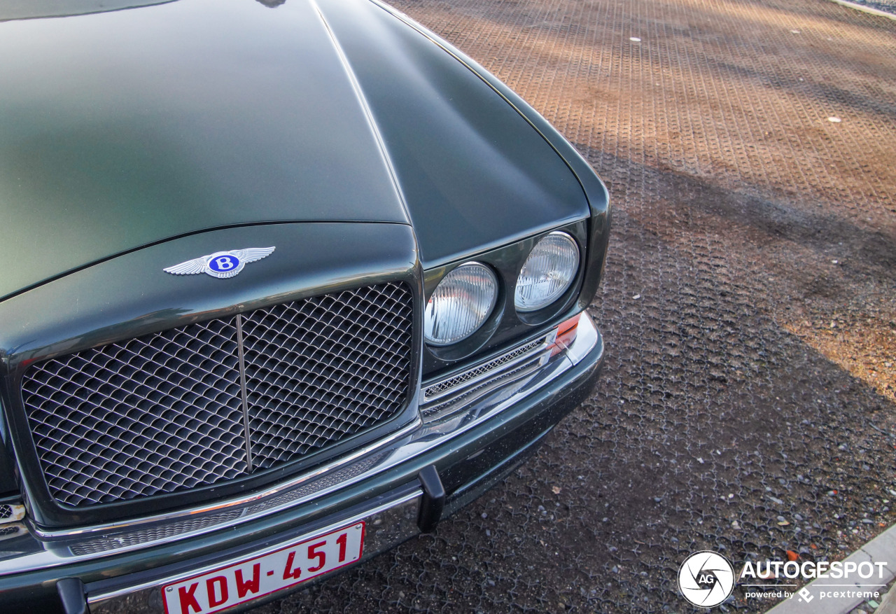 Gespot: Uiterst smaakvolle Bentley Azure met geheimen