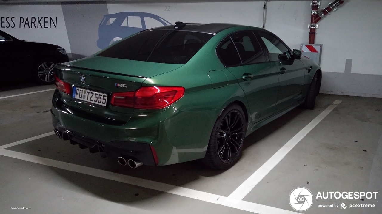 Deze M5 F90 kleurt zelfs in een garage goed
