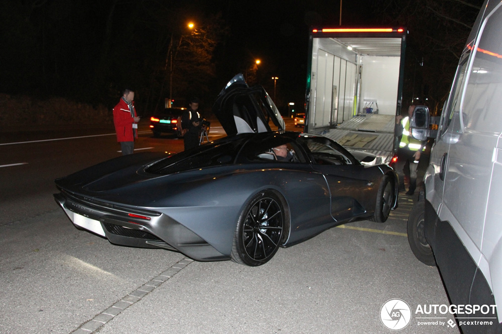 McLaren Speedtail sloop door het centrum van Genève