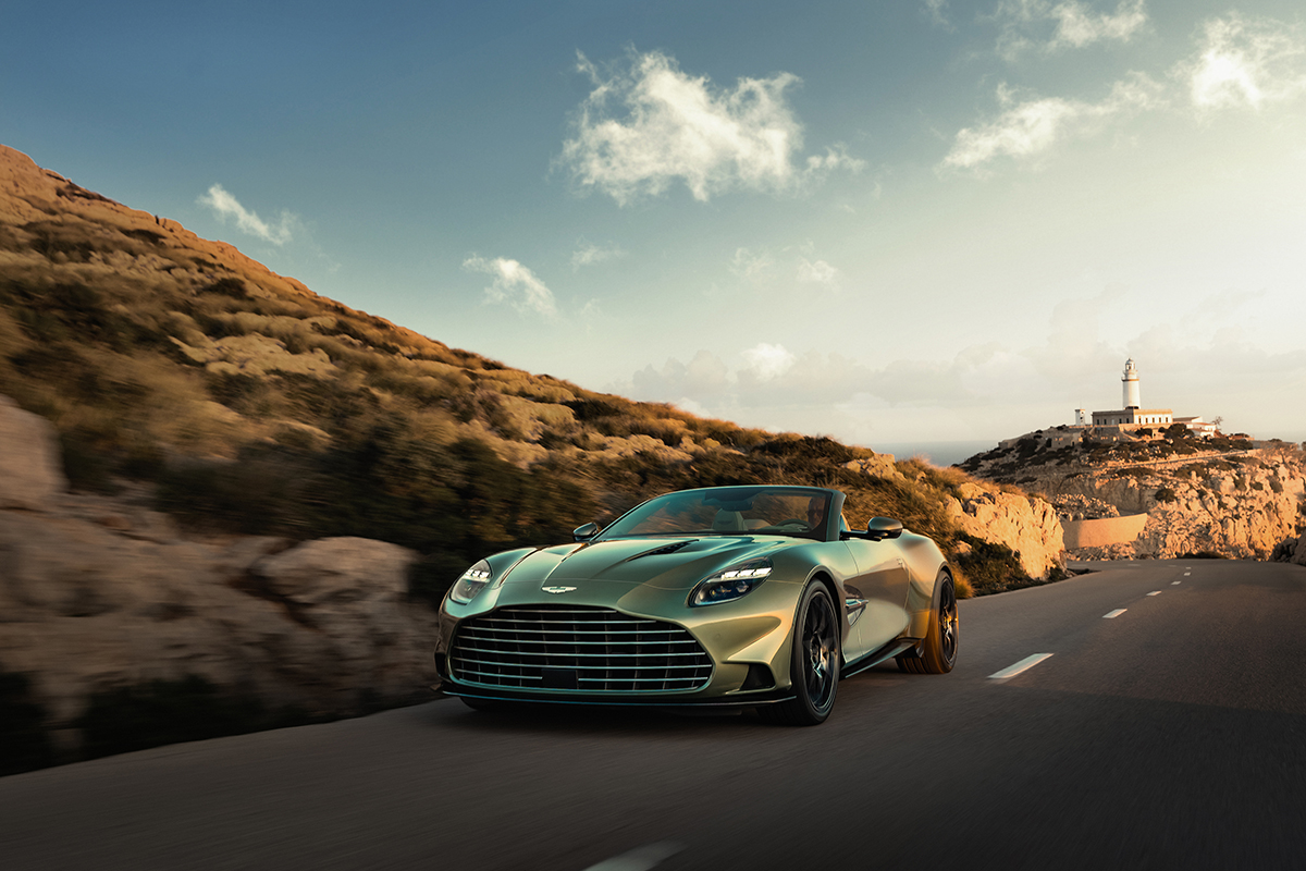 Met de dakloze Aston Martin Vanquish hoef je geen medelijden te hebben