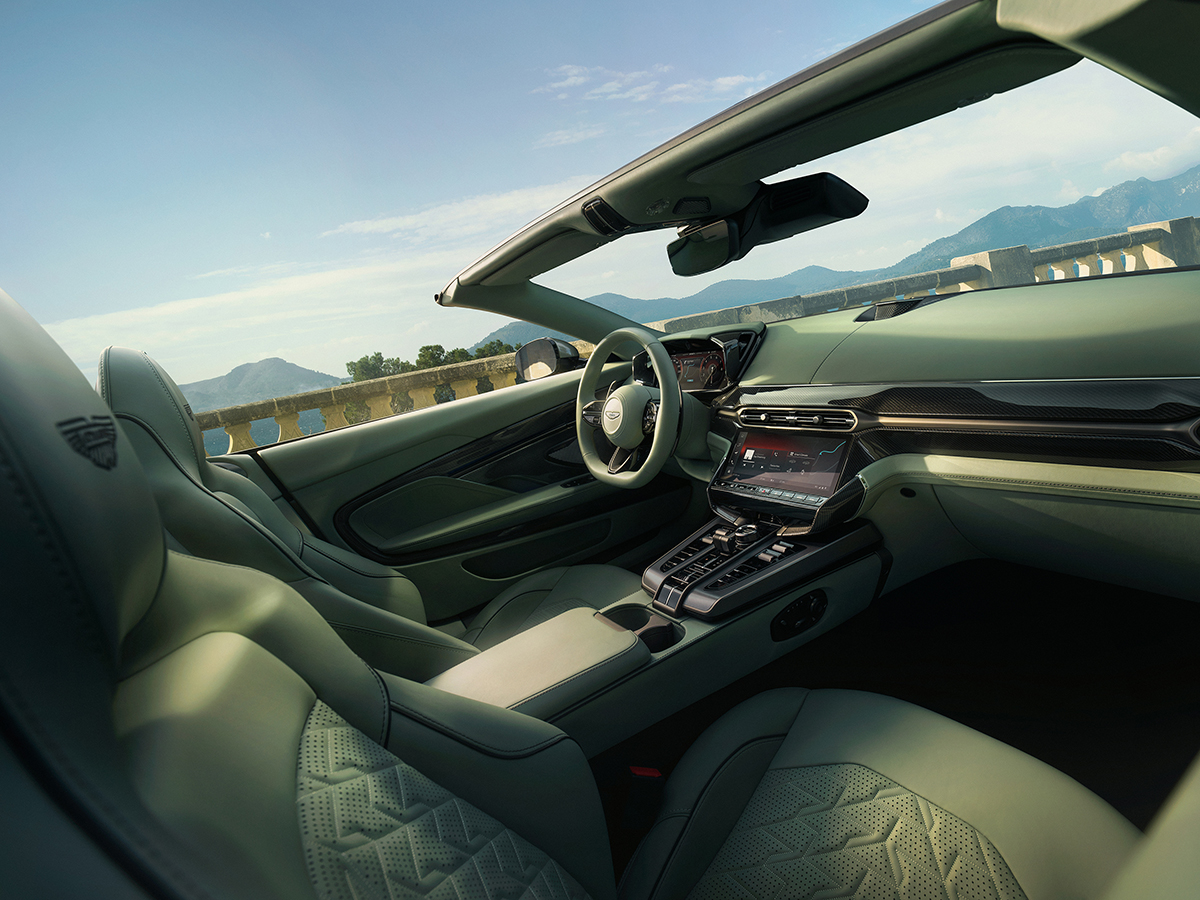 Met de dakloze Aston Martin Vanquish hoef je geen medelijden te hebben