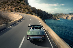 Met de dakloze Aston Martin Vanquish hoef je geen medelijden te hebben