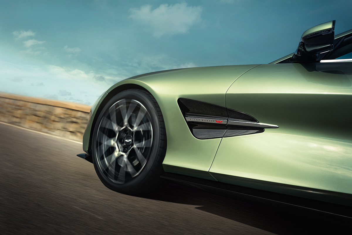 Met de dakloze Aston Martin Vanquish hoef je geen medelijden te hebben