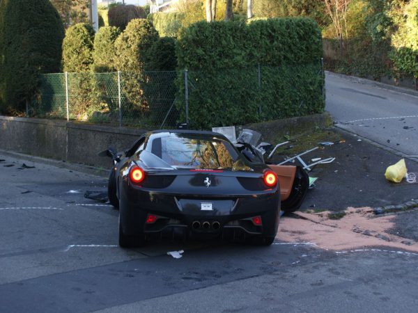 Onfortuinlijke man crasht met huur-Ferrari