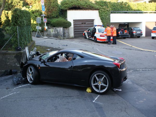 Ferrari 458 Italia klapt op muur: één dode