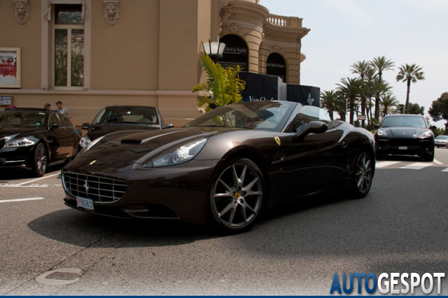 Gespot: apart gekleurde Ferrari California