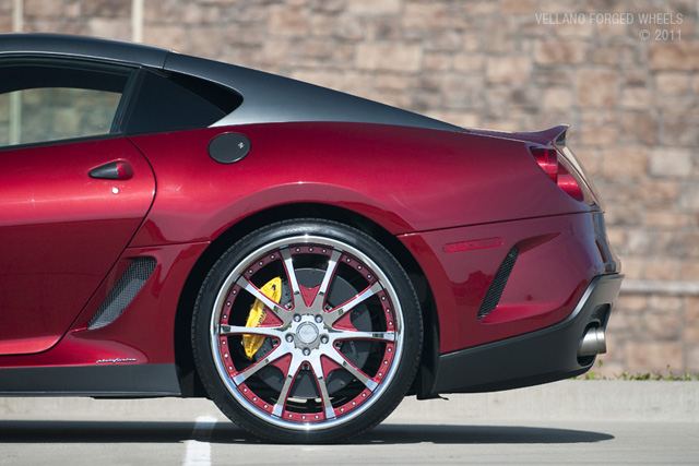 Vellano plaatst hip setje velgen onder Ferrari 599 GTO