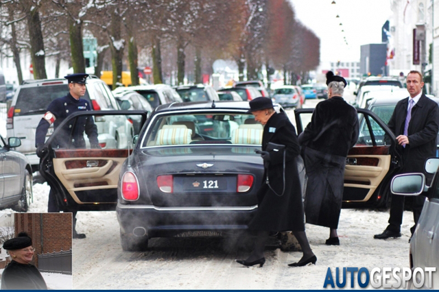 Gespot: Deense koningin in Bentley Arnage RL
