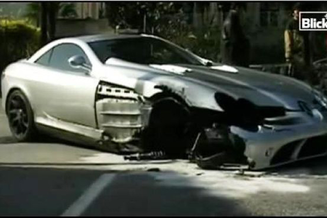 Bizarre crash Mercedes-Benz SLR McLaren