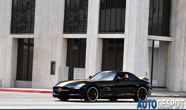 Gespot: Mercedes-Benz SLS AMG in opvallende kleurentrim